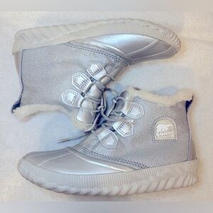 SOREL x Disney Frozen “Out N About” bootie boots silver shearling white warm